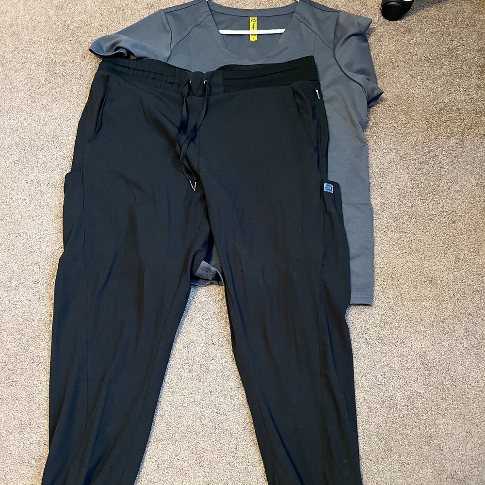 WonderWink Aero Scrub Set in Black and Grey